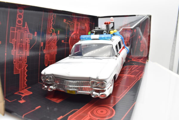 Modellino auto scala 1:24 CADILLAC GHOSTBUSTERS ECTO-1 film movie modellismo statico da collezione - immagine 2