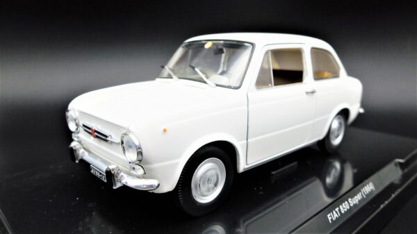 Modellino auto scala 1:24 Fiat 850 modellismo statico da collezione - immagine 3
