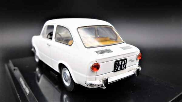 Modellino auto scala 1:24 Fiat 850 modellismo statico da collezione - immagine 4