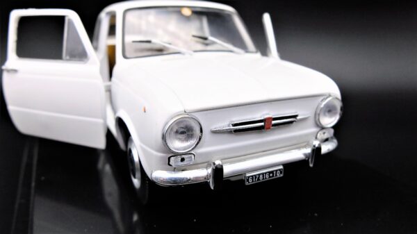 Modellino auto scala 1:24 Fiat 850 modellismo statico da collezione - immagine 7