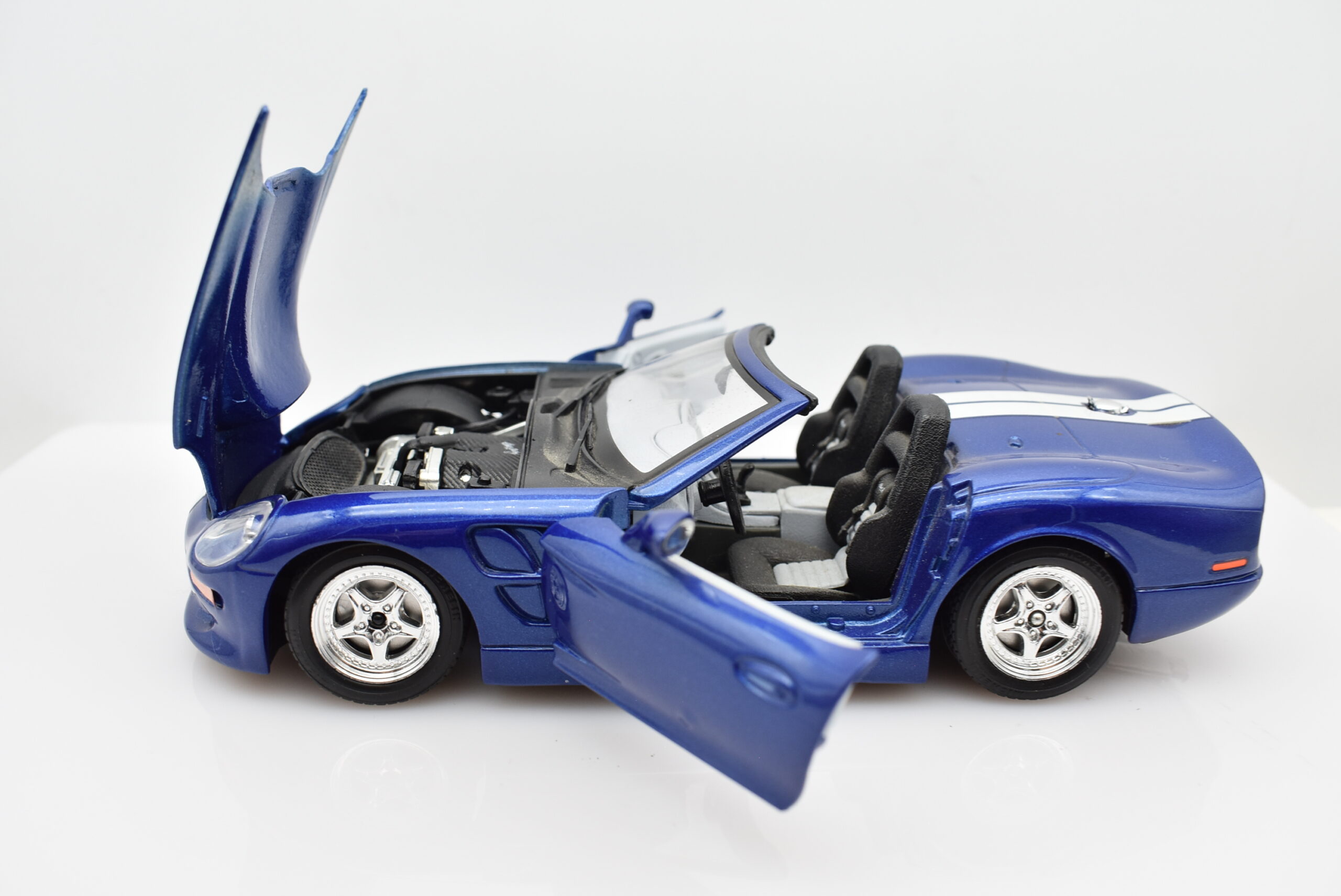 Modellino auto scala 1:24 Shelby Serie 1 modellismo statico da collezione Burago - immagine 2