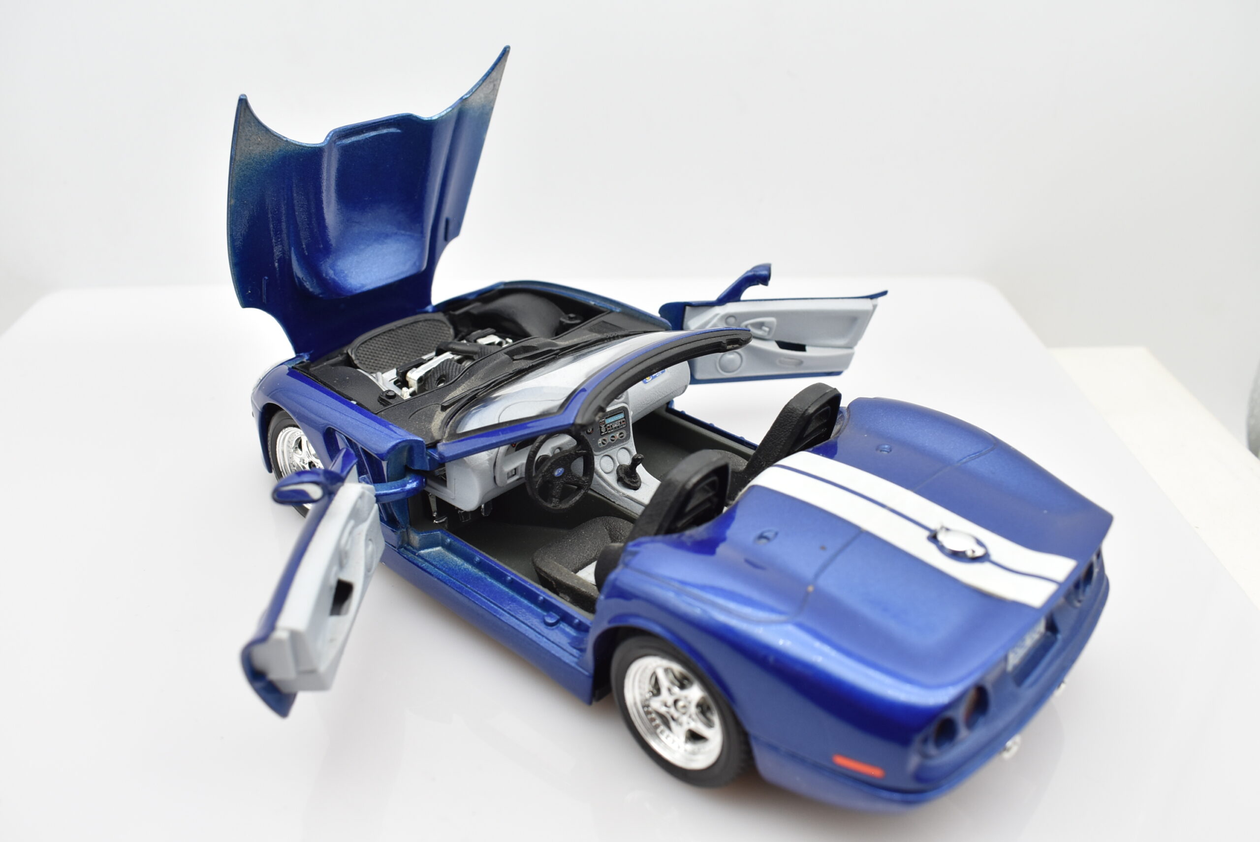 Modellino auto scala 1:24 Shelby Serie 1 modellismo statico da collezione Burago - immagine 3