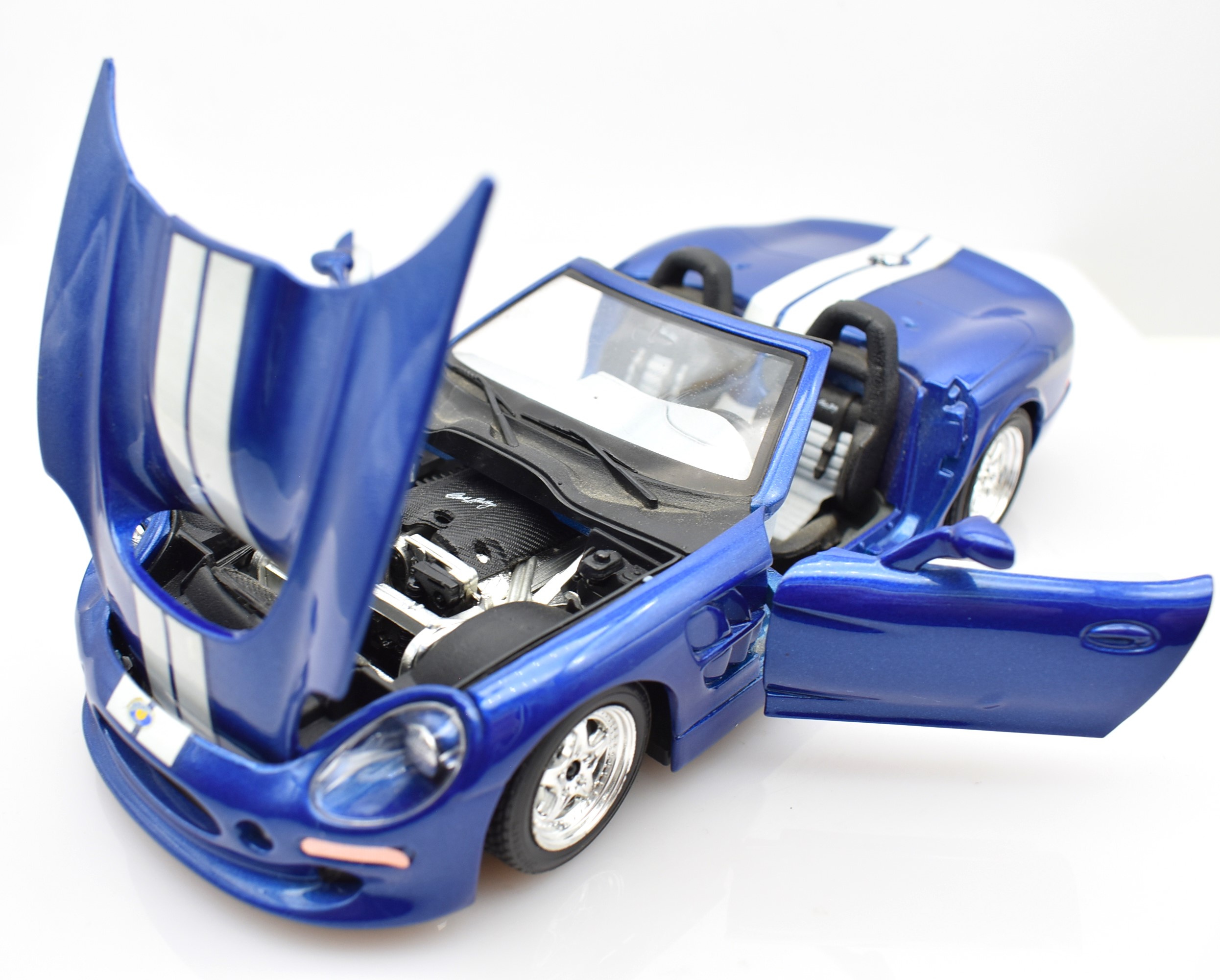 Modellino auto scala 1:24 Shelby Serie 1 modellismo statico da collezione Burago