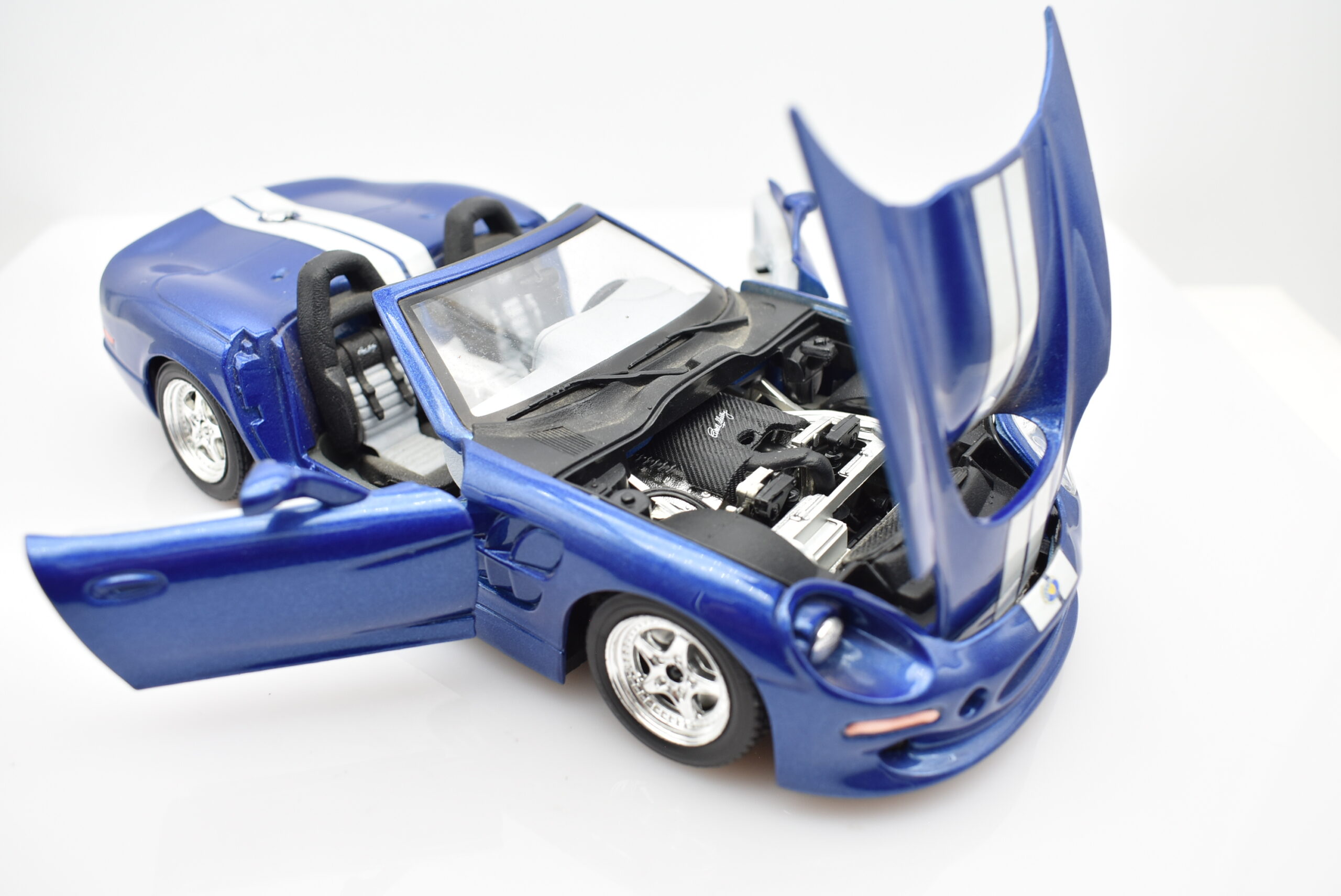 Modellino auto scala 1:24 Shelby Serie 1 modellismo statico da collezione Burago - immagine 4