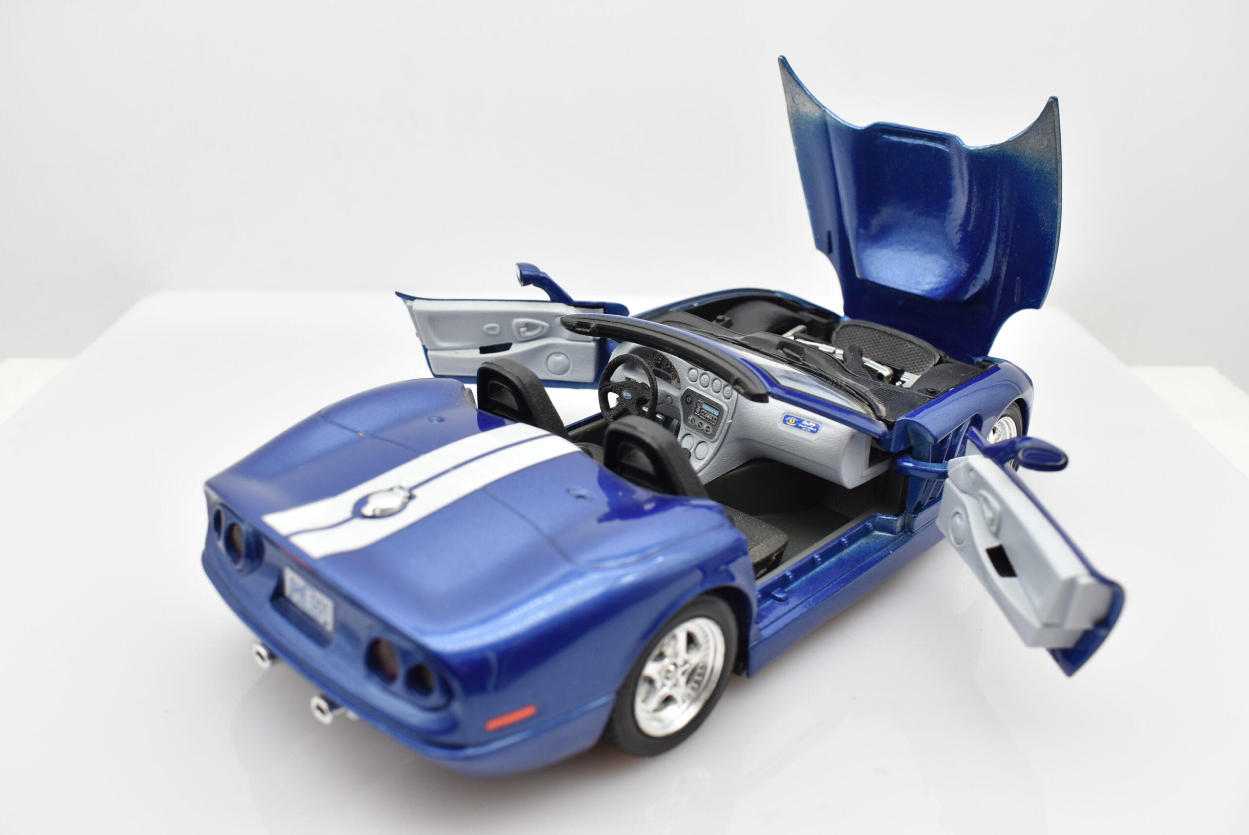 Modellino auto scala 1:24 Shelby Serie 1 modellismo statico da collezione Burago - immagine 6