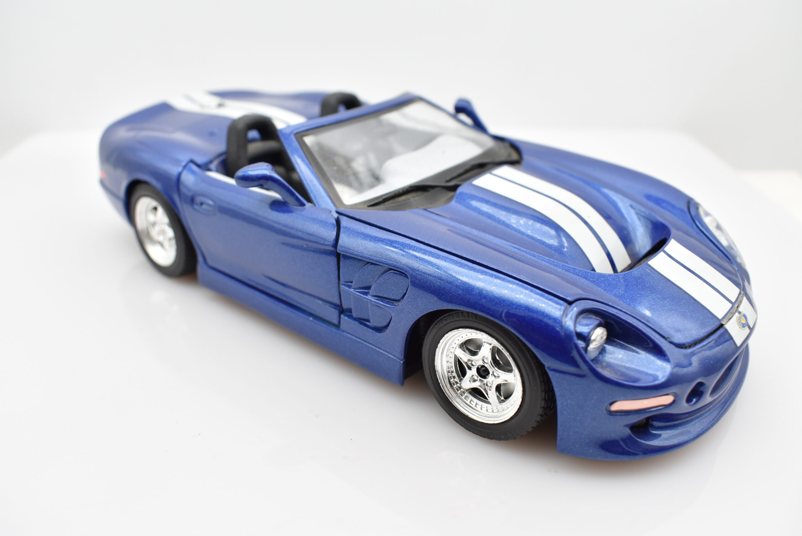 Modellino auto scala 1:24 Shelby Serie 1 modellismo statico da collezione Burago - immagine 7