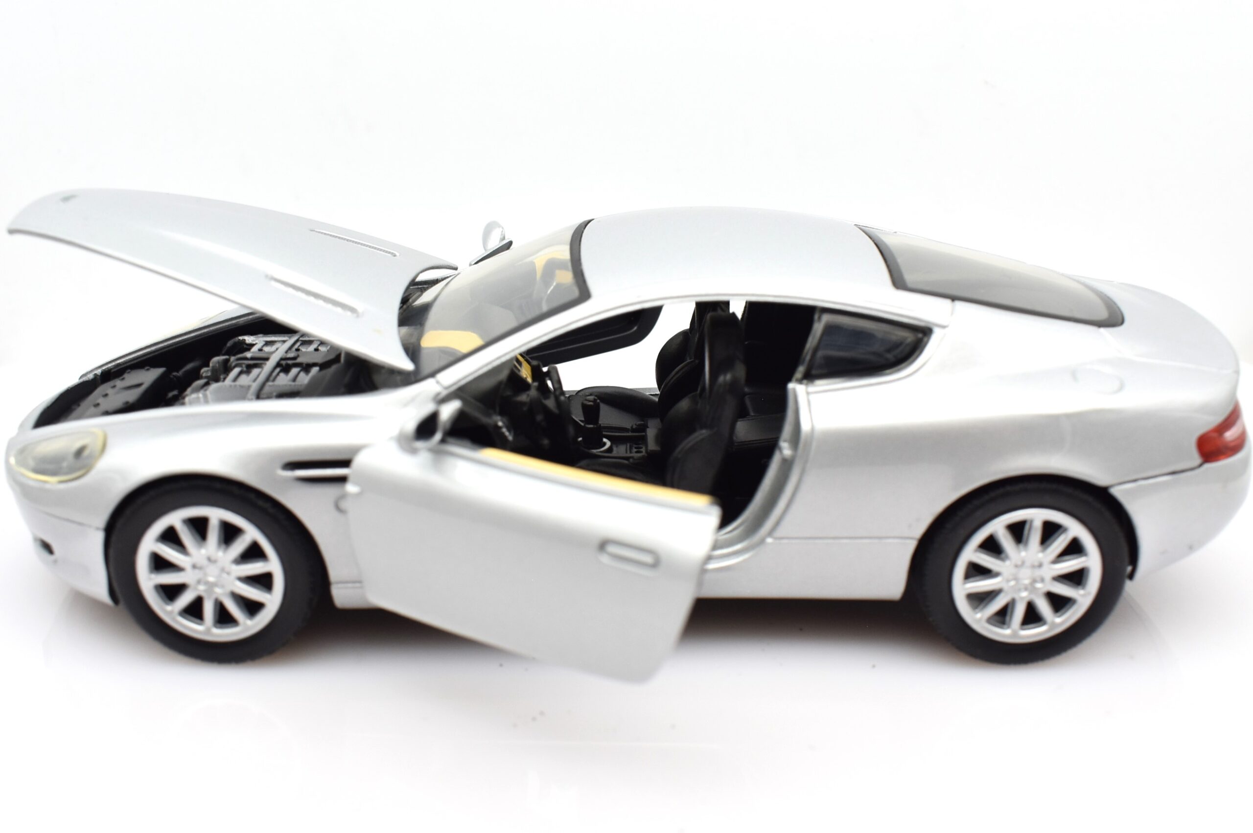 Modellino auto scala 1:24 Aston Martin DB6 modellismo statico da collezione Motormax