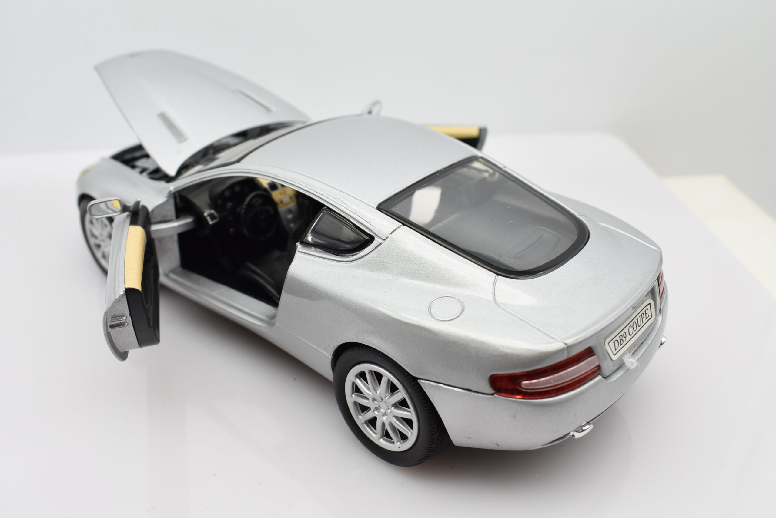 Modellino auto scala 1:24 Aston Martin DB6 modellismo statico da collezione Motormax - immagine 2