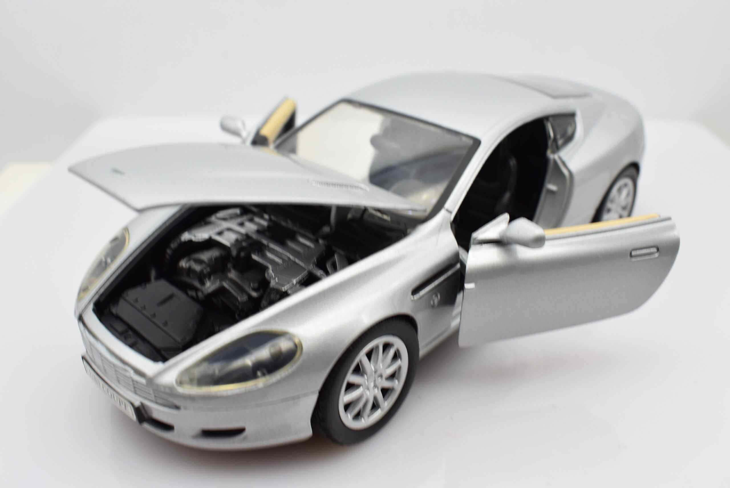 Modellino auto scala 1:24 Aston Martin DB6 modellismo statico da collezione Motormax - immagine 7