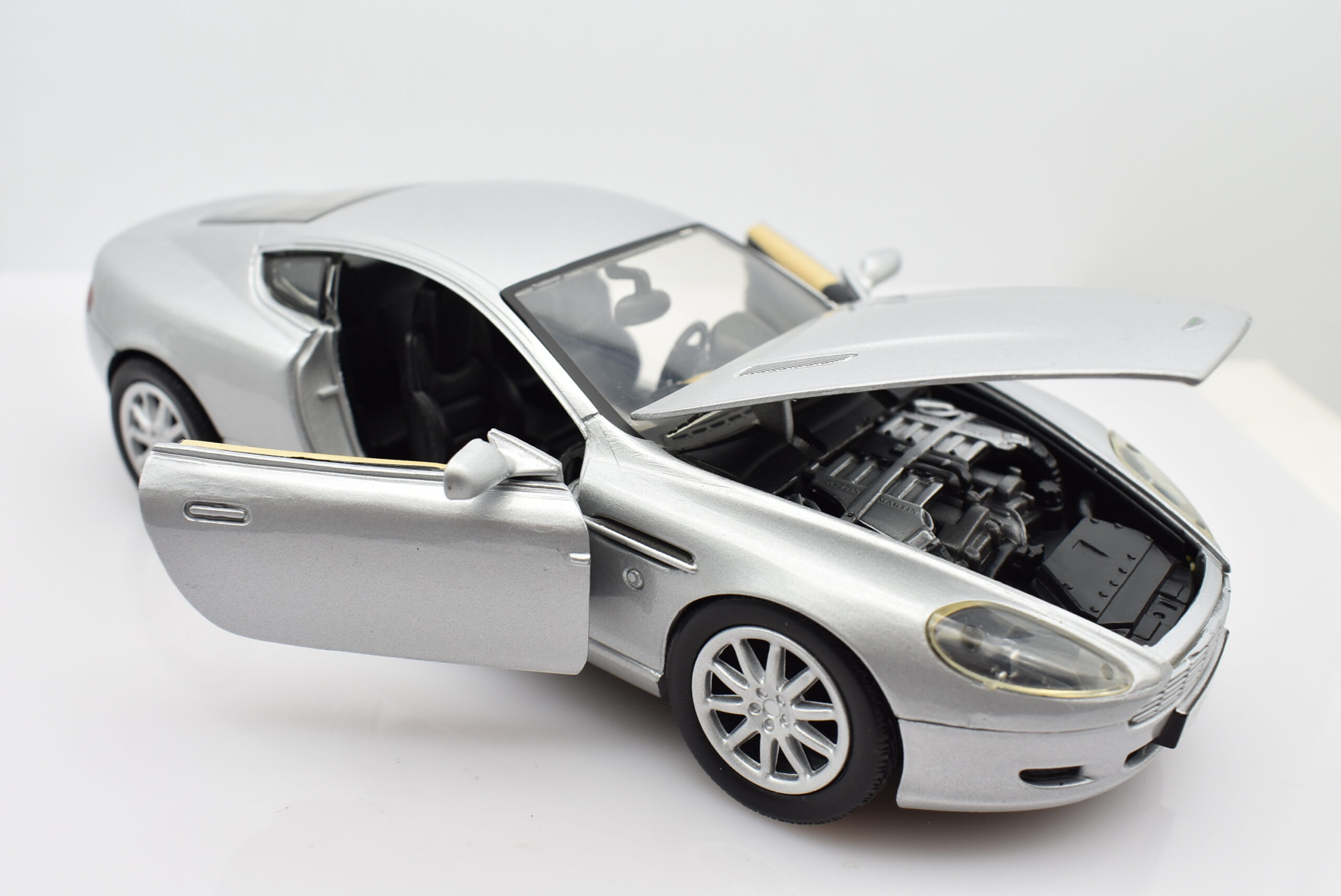 Modellino auto scala 1:24 Aston Martin DB6 modellismo statico da collezione Motormax - immagine 6