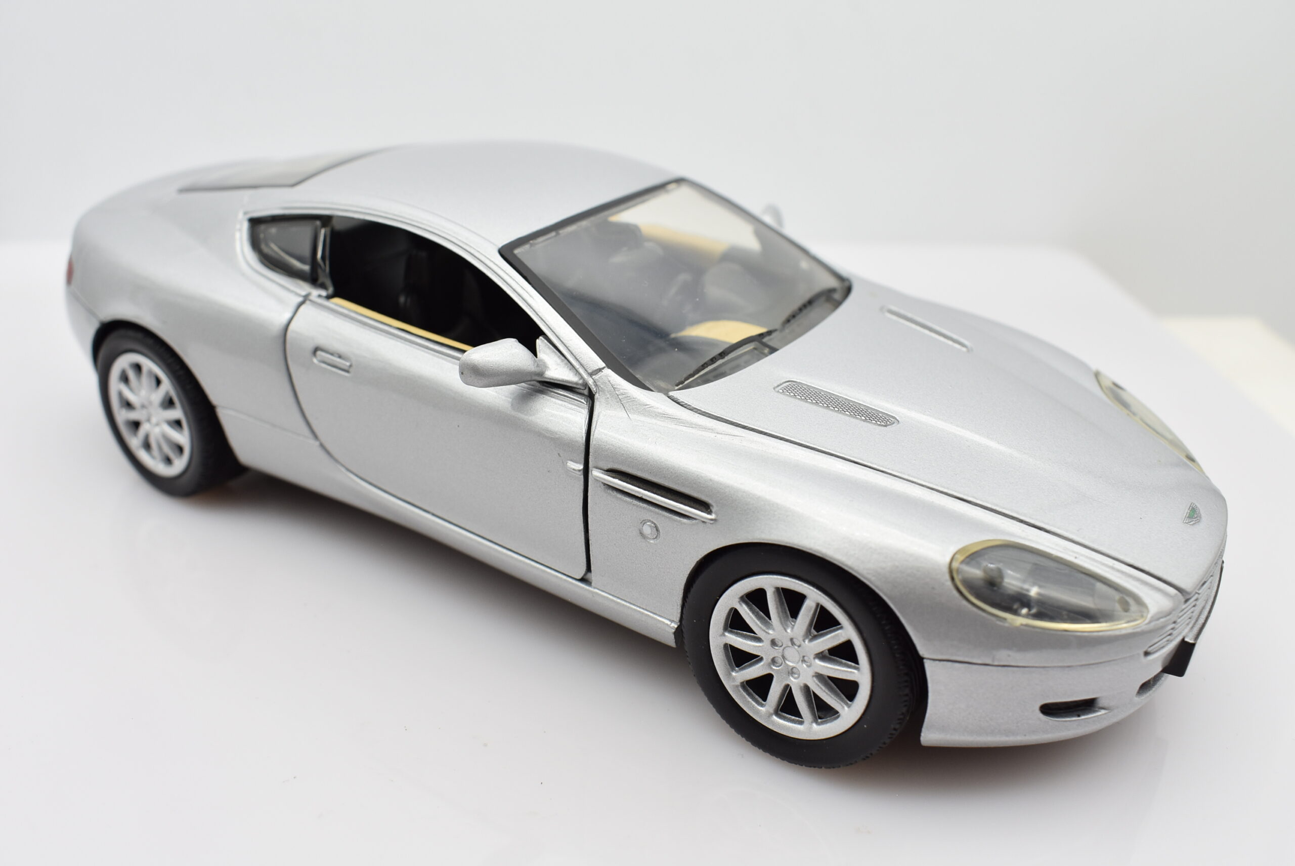 Modellino auto scala 1:24 Aston Martin DB6 modellismo statico da collezione Motormax - immagine 4