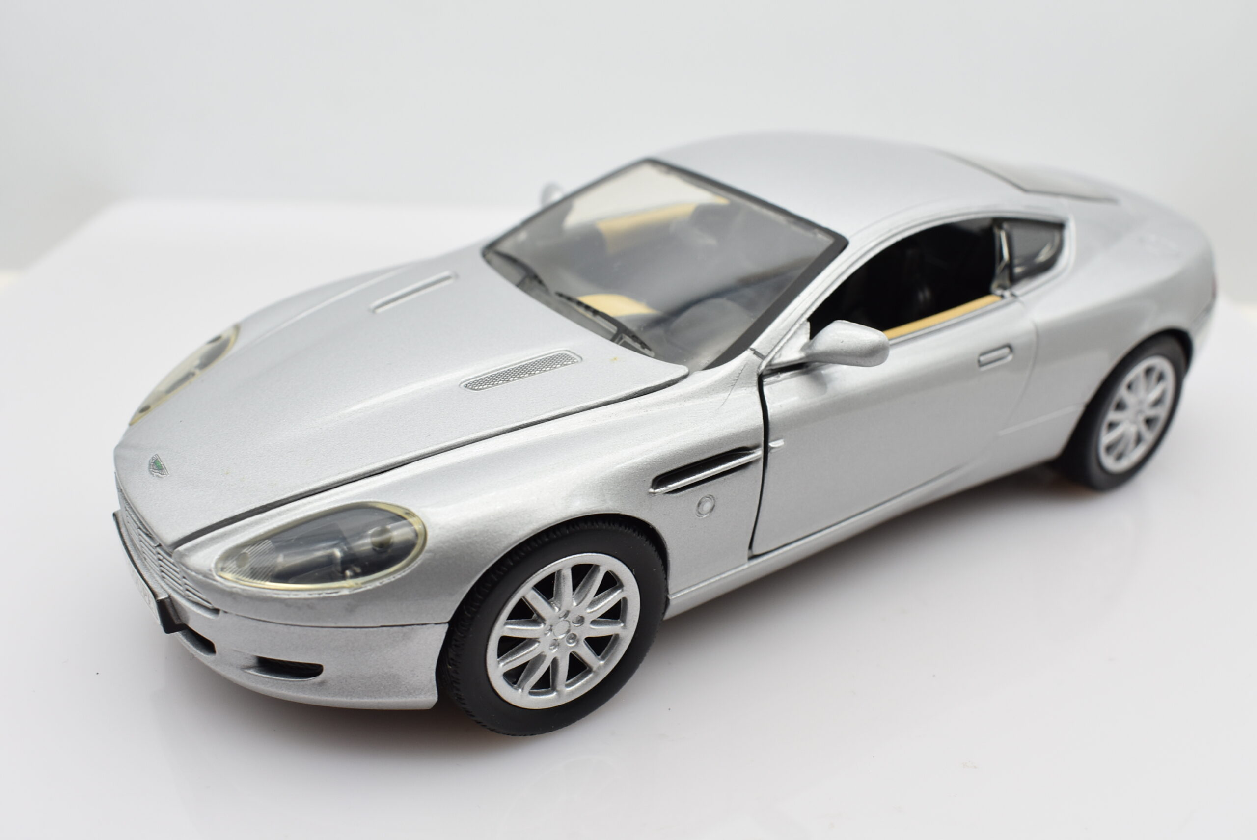 Modellino auto scala 1:24 Aston Martin DB6 modellismo statico da collezione Motormax - immagine 3