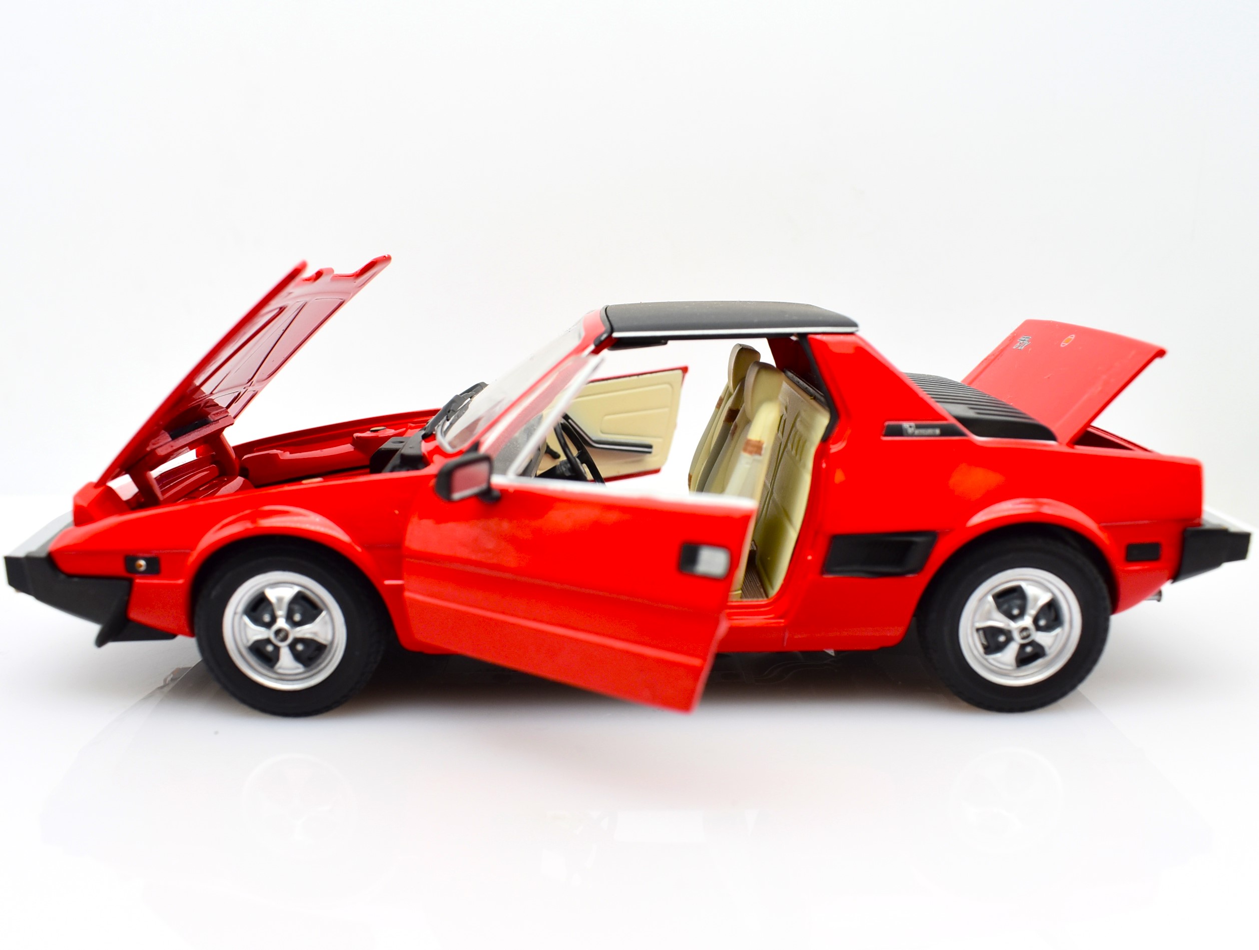 Modellino auto FIAT X1/9 x19 rosso scala 1/24 diecast modellismo collezione raro