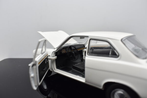 Modellino auto Ford Escort scala 1:24 diecast collezione modellismo statico - immagine 3