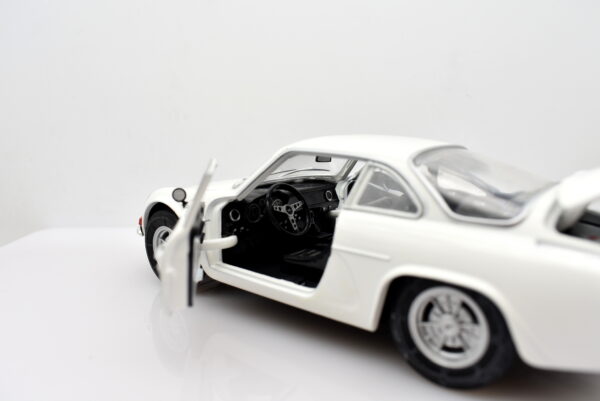 Modellino auto scala 1:24 Alpine Renault A110 1600 S modellismo statico da collezione - immagine 3