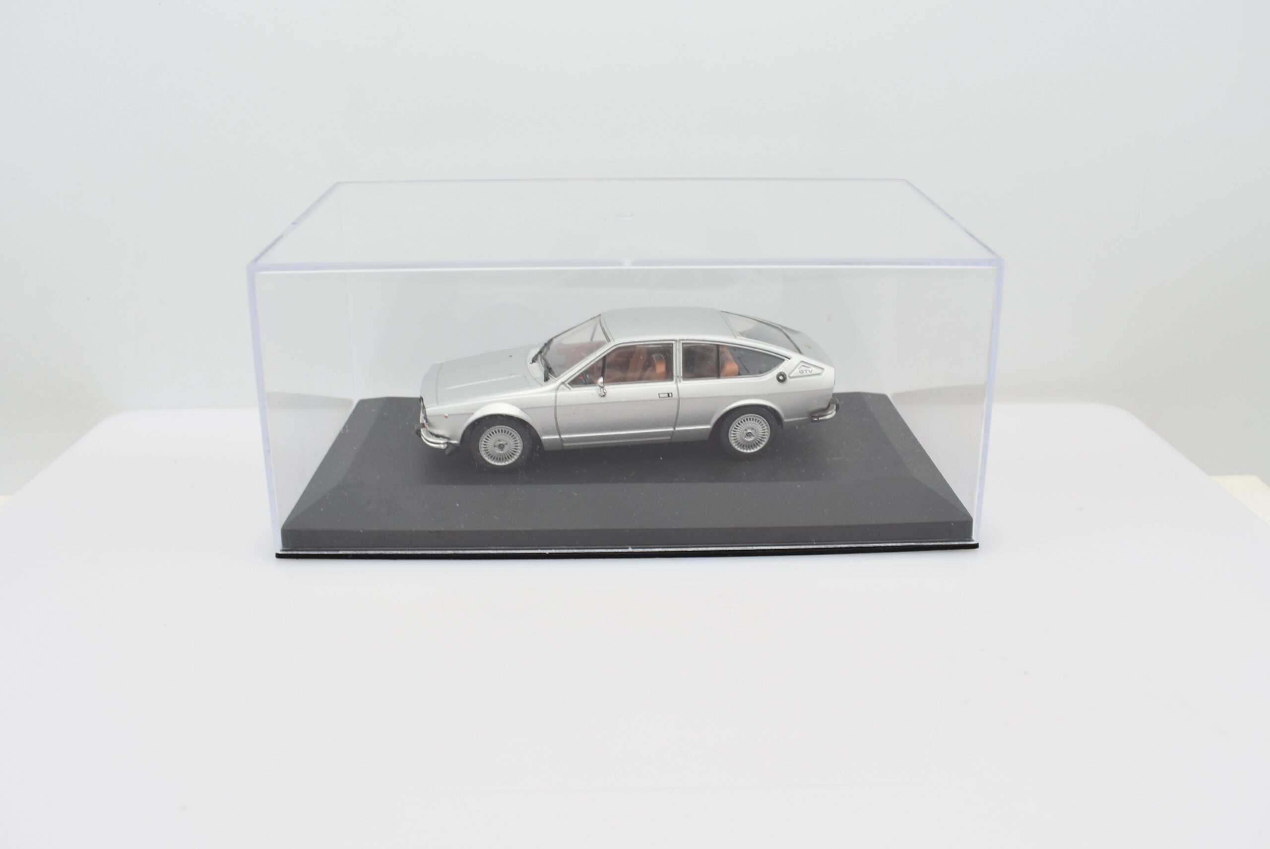 Modellino auto scala 1:43 Alfa Romeo Alfetta GTV 2000 modellismo statico da collezione - immagine 4