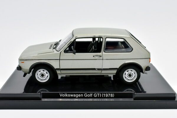 Modellino auto Volkswagen Golf GTI scala 1:24 diecast modellismo statico da collezione - immagine 7