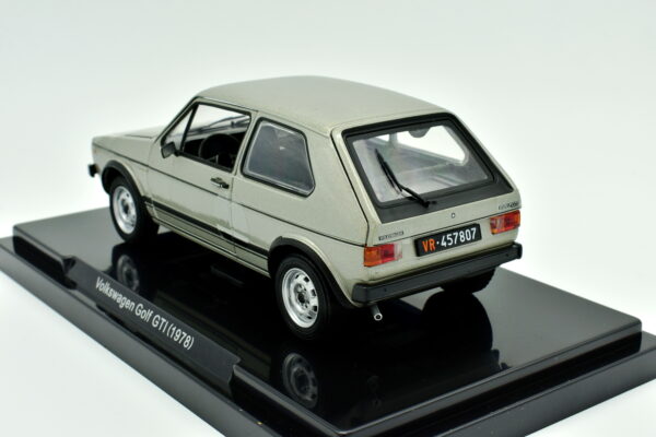 Modellino auto Volkswagen Golf GTI scala 1:24 diecast modellismo statico da collezione - immagine 8