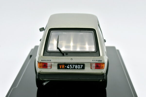 Modellino auto Volkswagen Golf GTI scala 1:24 diecast modellismo statico da collezione - immagine 9