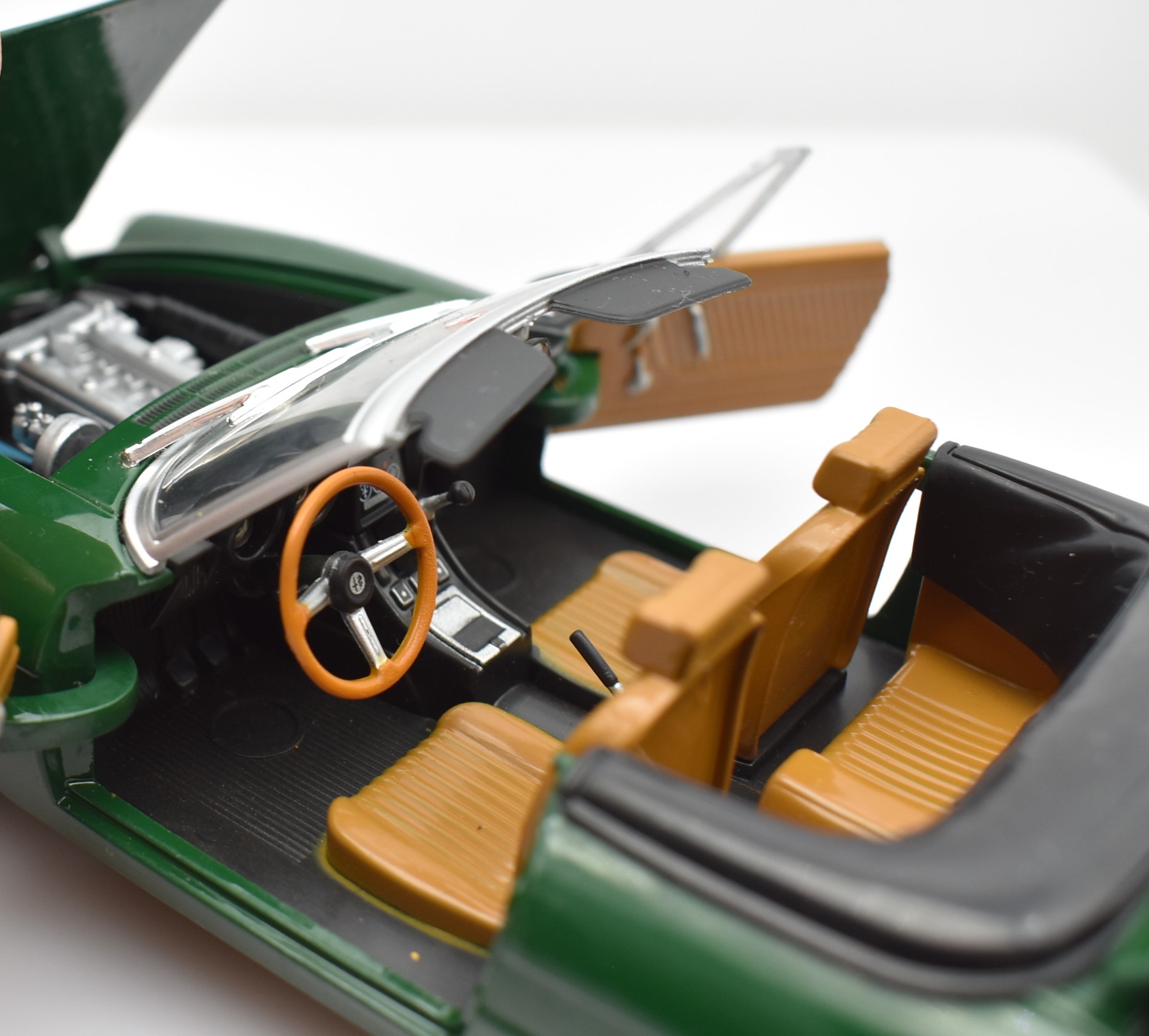 Modellino auto Alfa Romeo 2000 Spider Veloce scala 1:24 diecast modellismo statico da collezione - immagine 6