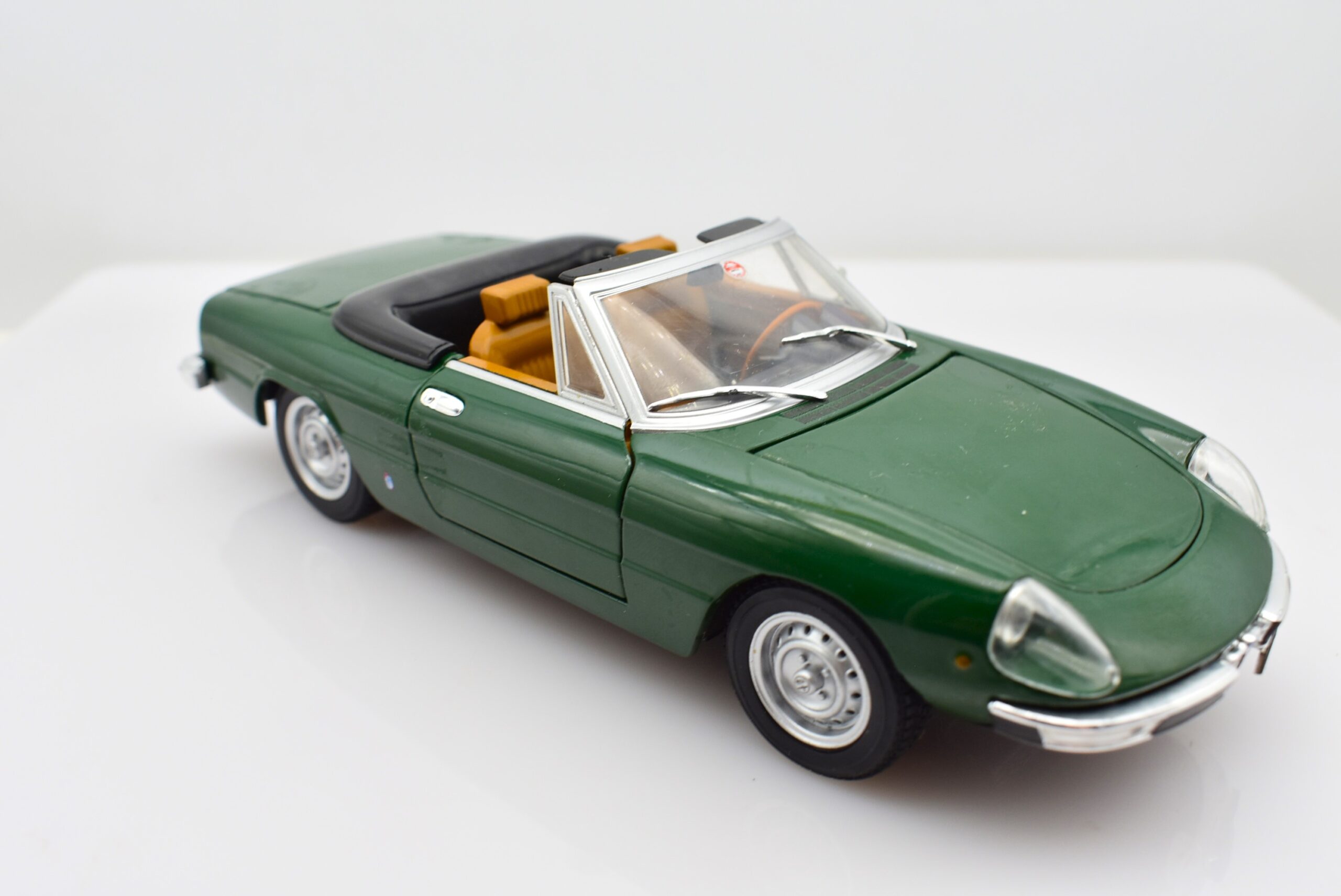 Modellino auto Alfa Romeo 2000 Spider Veloce scala 1:24 diecast modellismo statico da collezione - immagine 8