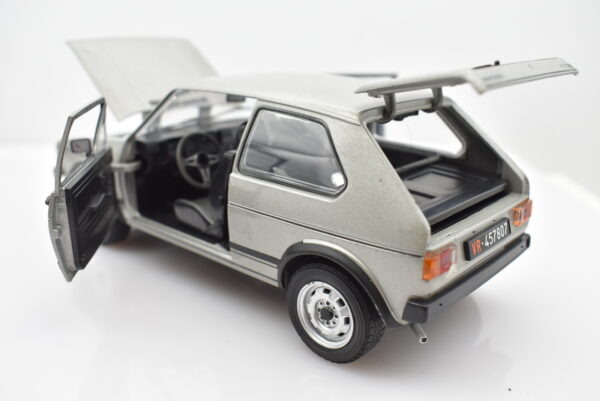 Modellino auto Volkswagen Golf GTI scala 1:24 diecast modellismo statico da collezione - immagine 2