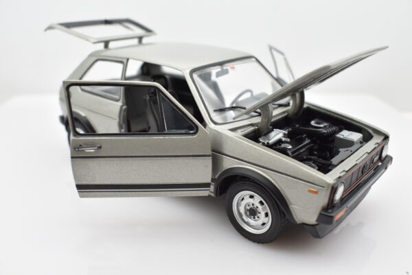 Modellino auto Volkswagen Golf GTI scala 1:24 diecast modellismo statico da collezione - immagine 3
