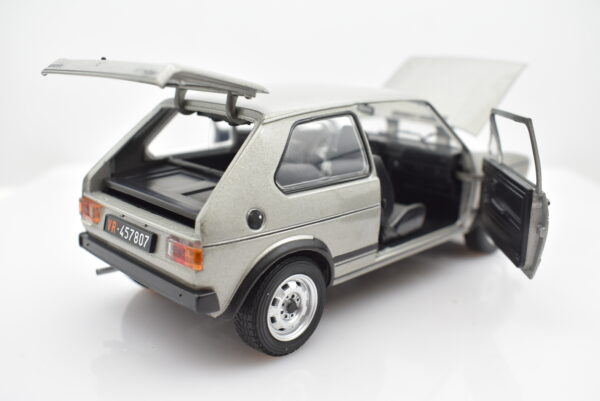 Modellino auto Volkswagen Golf GTI scala 1:24 diecast modellismo statico da collezione - immagine 4