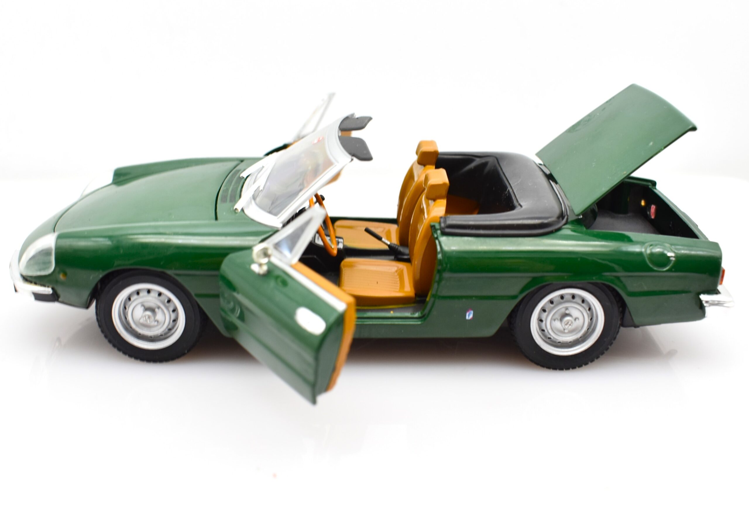 Modellino auto Alfa Romeo 2000 Spider Veloce scala 1:24 diecast modellismo statico da collezione - immagine 2