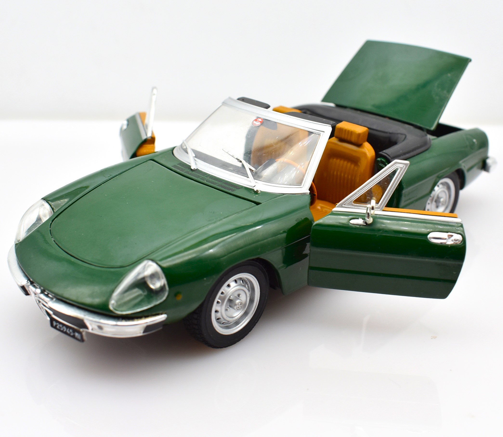 Modellino auto Alfa Romeo 2000 Spider Veloce scala 1:24 diecast modellismo statico da collezione
