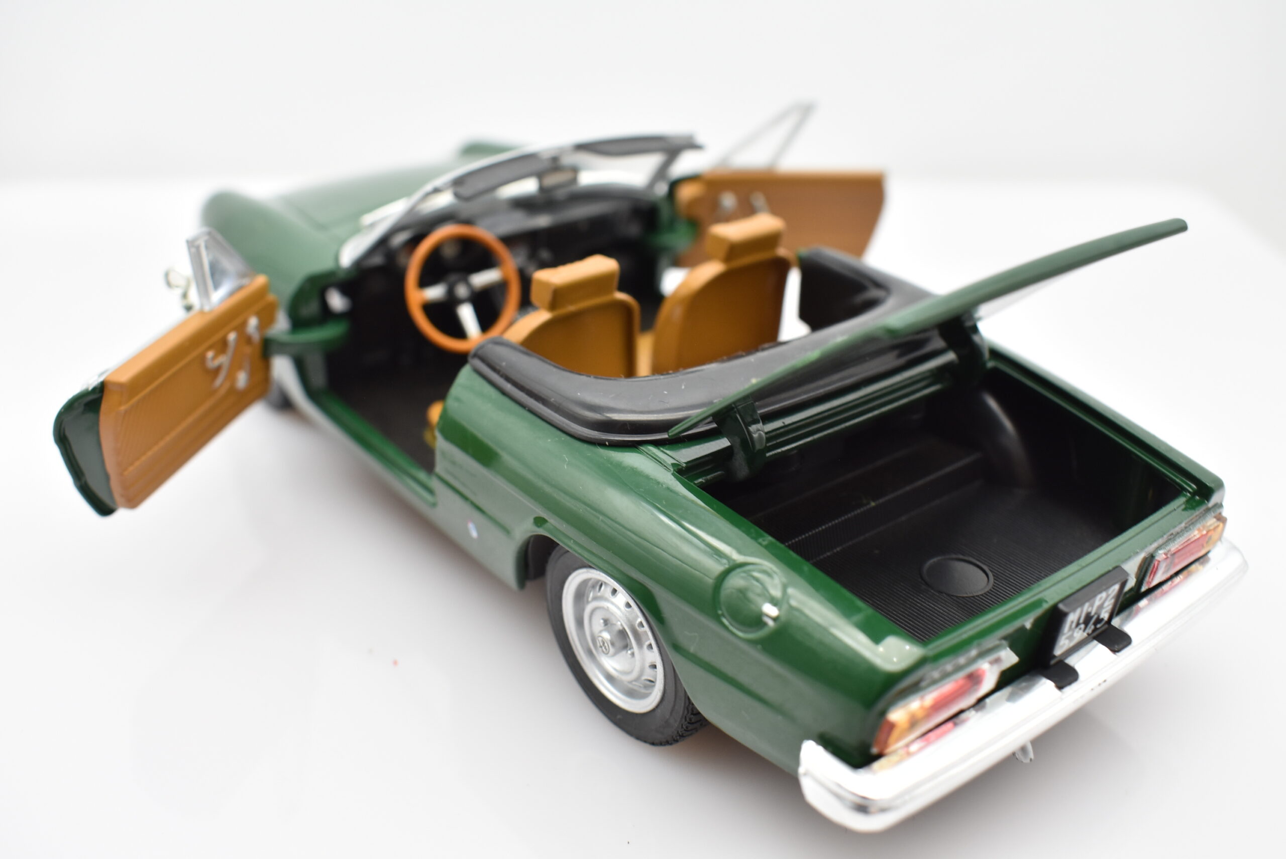 Modellino auto Alfa Romeo 2000 Spider Veloce scala 1:24 diecast modellismo statico da collezione - immagine 3