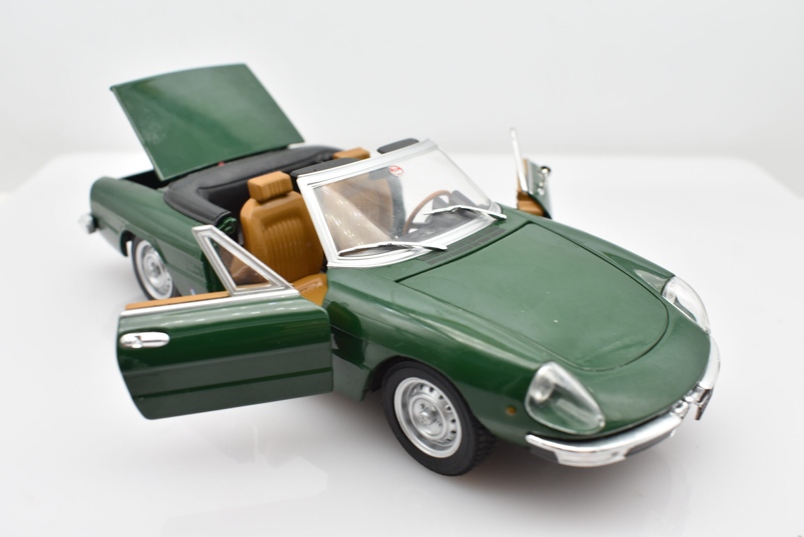Modellino auto Alfa Romeo 2000 Spider Veloce scala 1:24 diecast modellismo statico da collezione - immagine 4