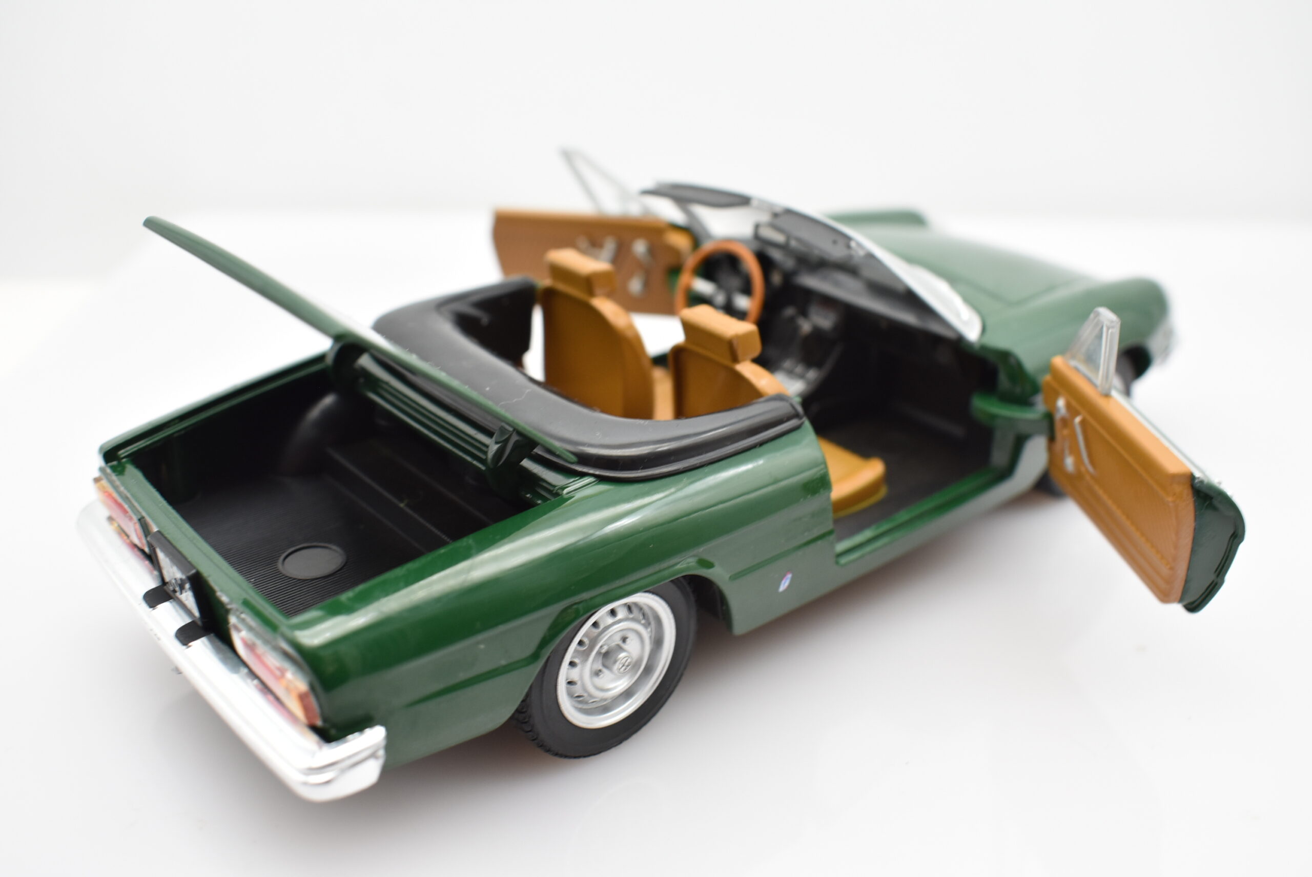 Modellino auto Alfa Romeo 2000 Spider Veloce scala 1:24 diecast modellismo statico da collezione - immagine 5