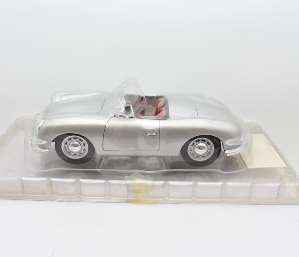 Modellino auto scala 1:18 PORSCHE 356 ROADSTER diecast modellismo da collezione - immagine 2