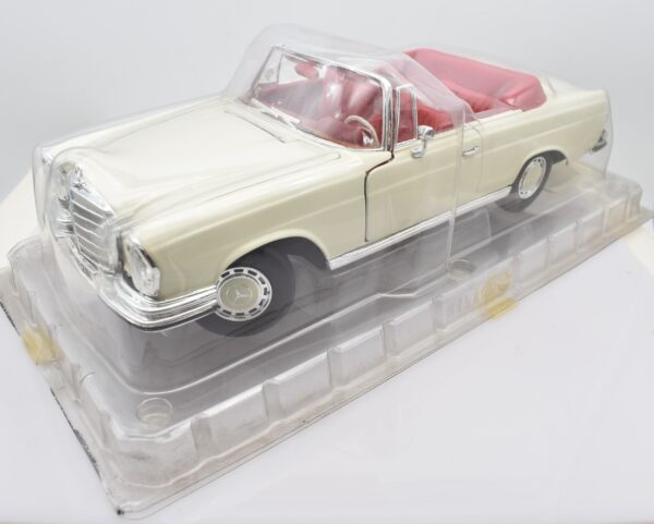 Modellino auto scala 1:18 MERCEDES BENZ 280 SE diecast modellismo da collezione - immagine 2