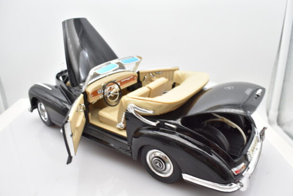 Modellino auto scala 1:18 MERCEDES BENZ 300 S diecast modellismo da collezione - immagine 4
