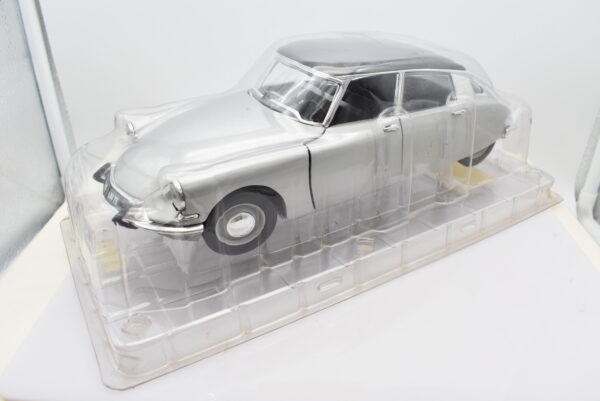 Modellino auto scala 1:18 CITROEN DS 19 diecast modellismo da collezione - immagine 2