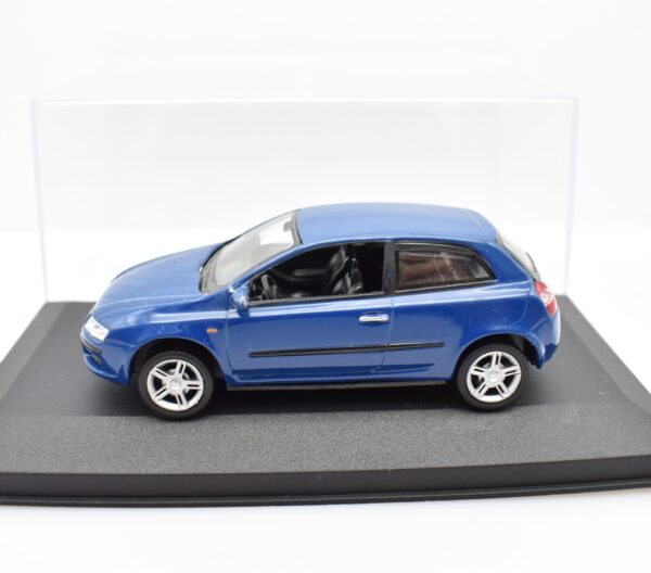 Modellino auto scala 1:43 FIAT STILO blu diecast collezione modellismo statico