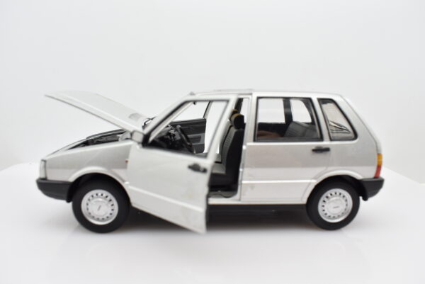 Modellino auto scala 1:24 FIAT UNO modellismo da collezione - immagine 3