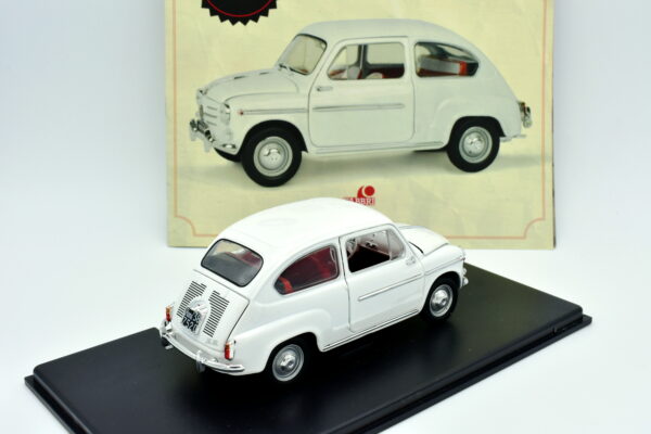 Modellino auto scala 1:24 FIAT 600 D modellismo statico da collezione diecast - immagine 4