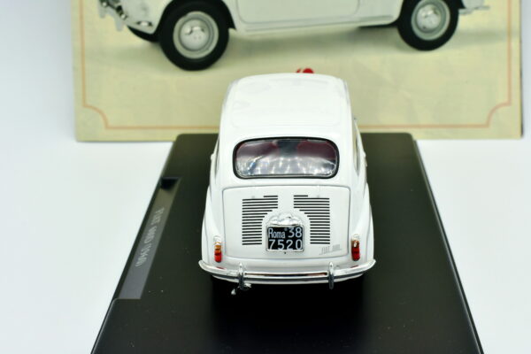 Modellino auto scala 1:24 FIAT 600 D modellismo statico da collezione diecast - immagine 5