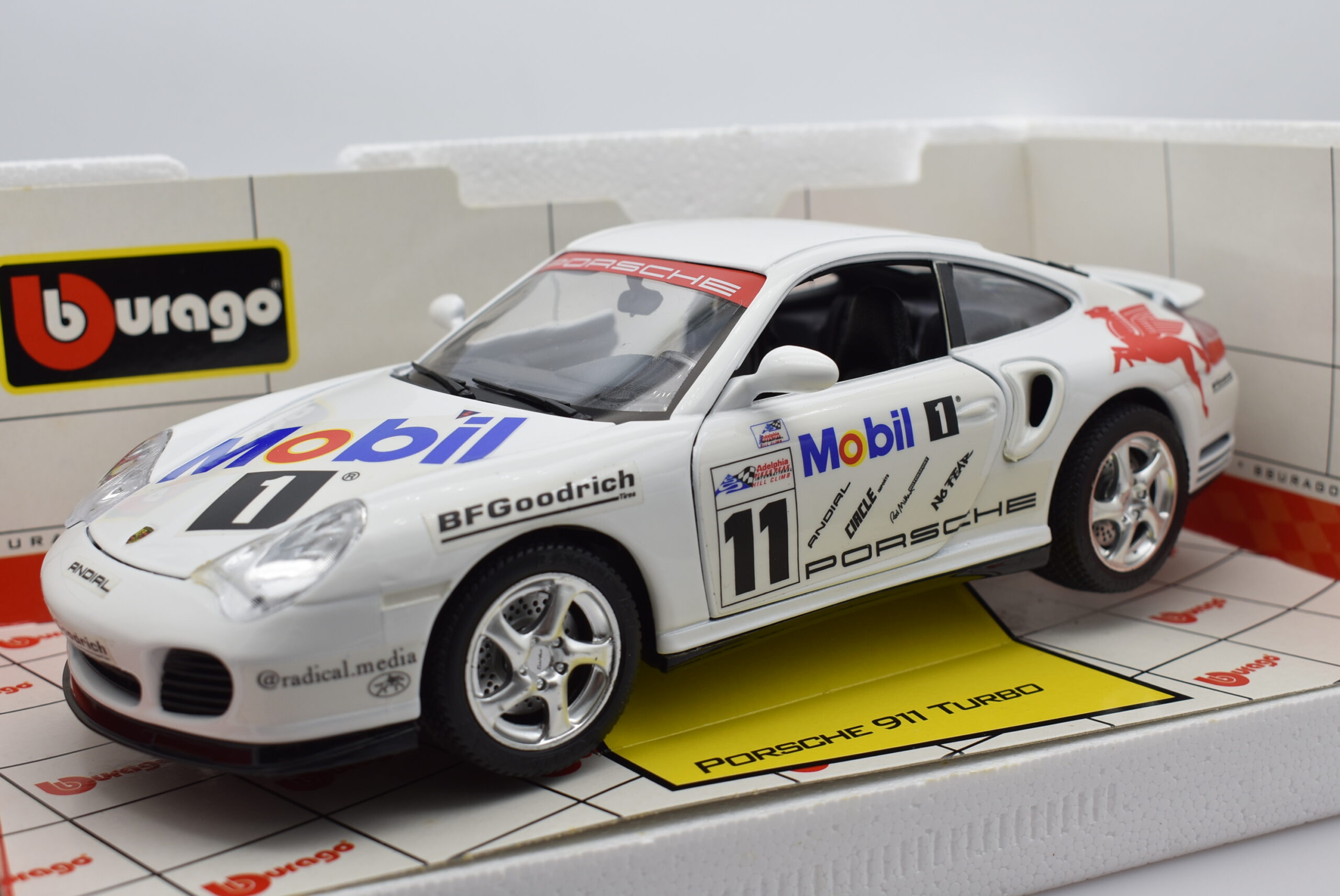 Modellino auto PORSCHE 911 TURBO scala 1:18 Burago diecast modellismo da  collezione - Arcadia Modellismo