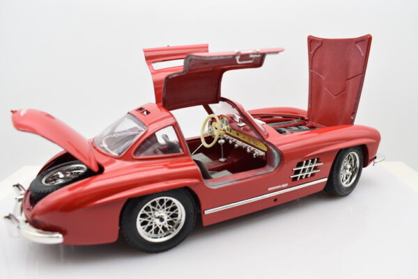 Modellino auto scala 1:18 MERCEDES BENZ 300 SL modellismo da collezione - immagine 4