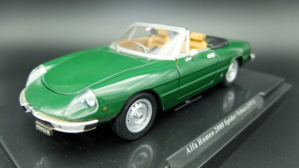Modellino auto ALFA ROMEO 2000 spider veloce scala 1:24 diecast modellismo da collezione - immagine 2