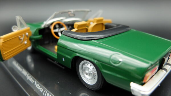 Modellino auto ALFA ROMEO 2000 spider veloce scala 1:24 diecast modellismo da collezione - immagine 8
