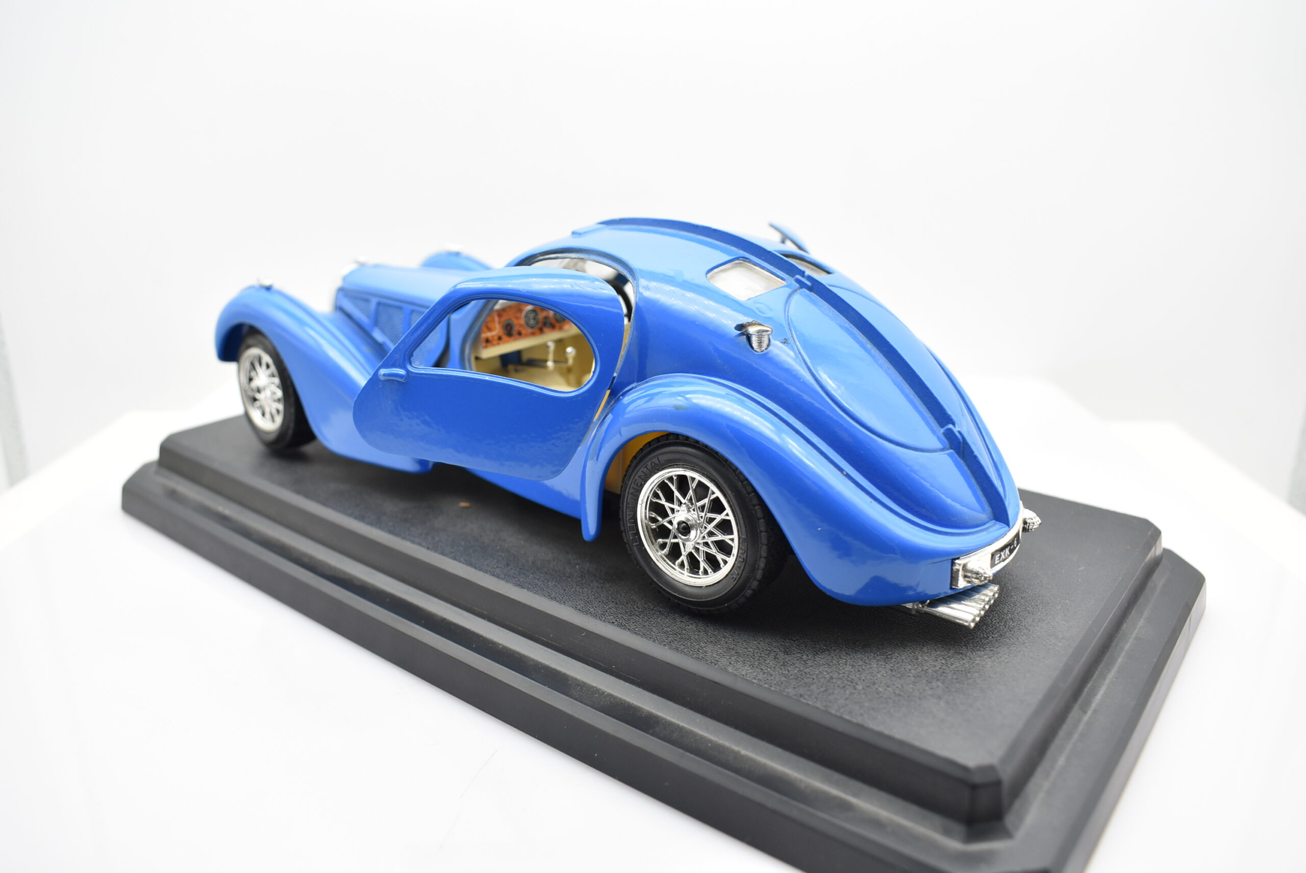 Modellino Auto Bugatti Rossa Mortal 1:64 In Metallo Pressofuso – Collezione Sportive