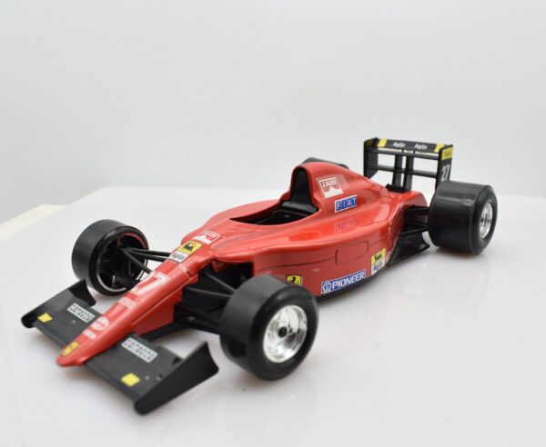 Modellini auto FERRARI 641/2 scala 1:24 Formula 1 diecast da collezione Burago - immagine 3