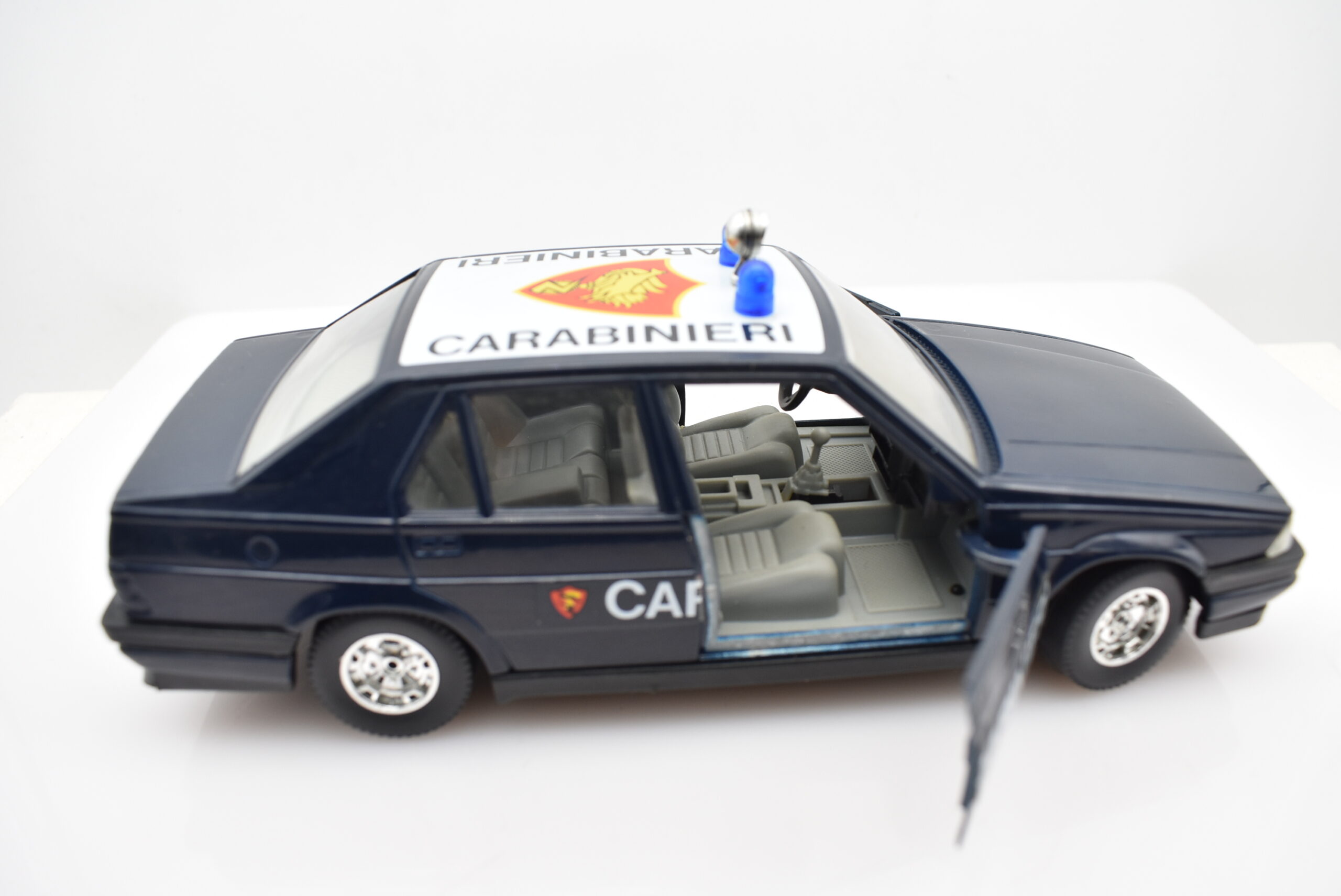 Modellino auto scala 1:24 Alfa Romeo 75 Carabinieri Burago modellismo da collezione - immagine 2