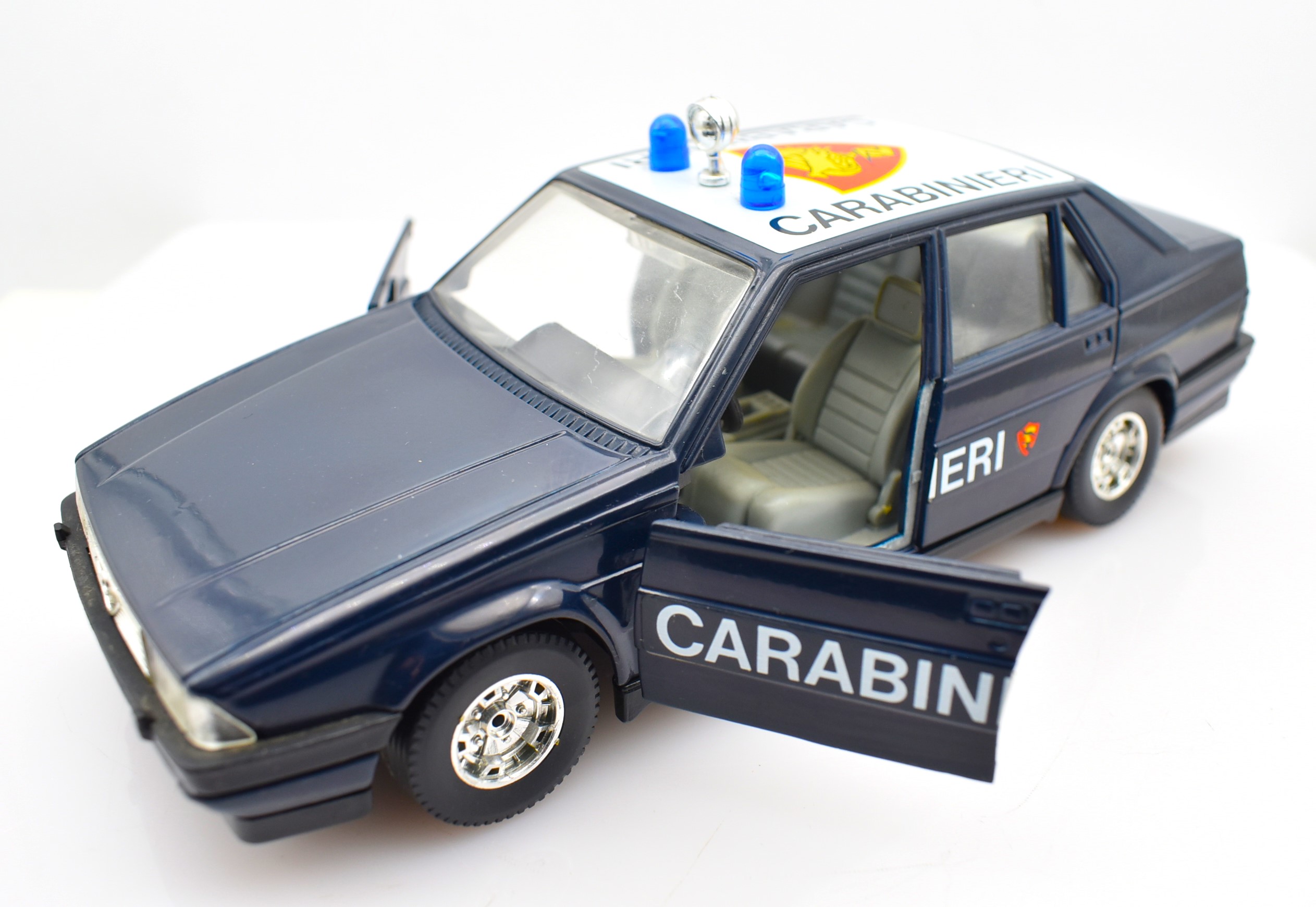 Modellino auto scala 1:24 Alfa Romeo 75 Carabinieri Burago modellismo da collezione