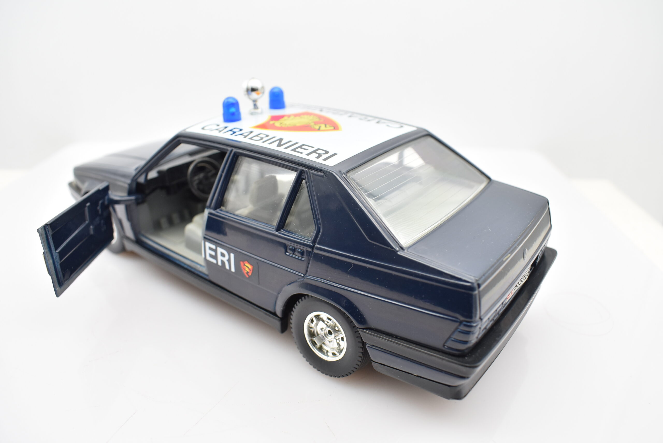 Modellino auto scala 1:24 Alfa Romeo 75 Carabinieri Burago modellismo da collezione - immagine 4